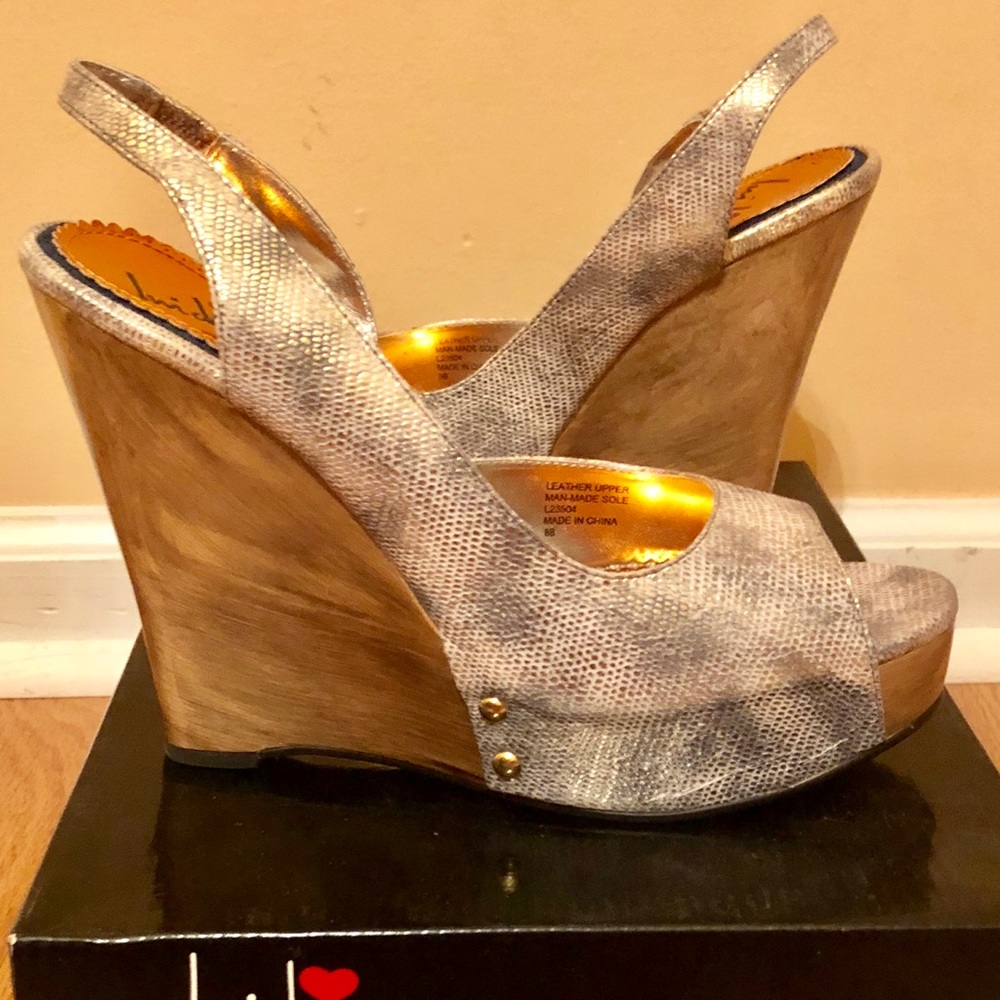 Wedge wood heel sandal.